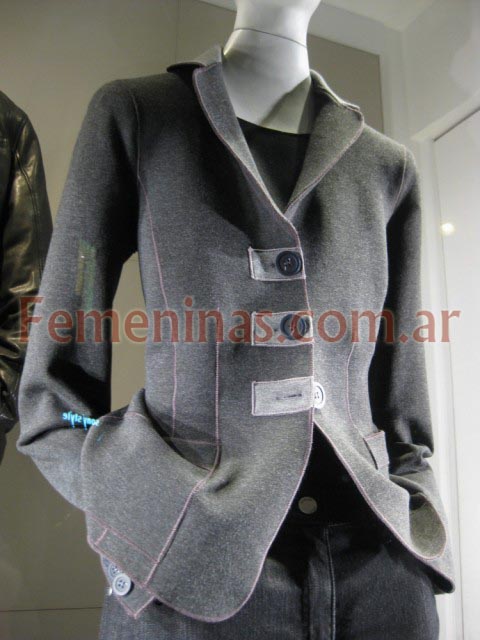 Armani blazer gris con recortes y botones